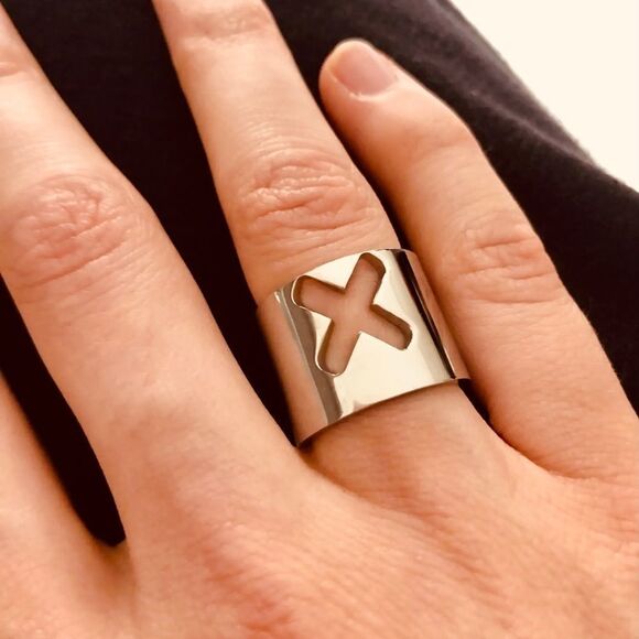 Silver Cut Out X Design Wide Band Statement Ring NEW - Picture 3 of 4